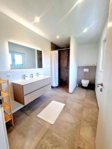 ein Bad mit einem Waschbecken und einem WC in der Unterkunft Spacious&Luxurious 5 bedrooms House 