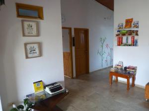 un soggiorno con tavolo e una camera di Tahamies Hostal - Artesanos y Turistas. a Guatapé
