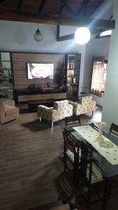 uma sala de estar com dois sofás e uma televisão em CASA ACONCHEGANTE PROXIMO VILA GERMÂNICA em Blumenau