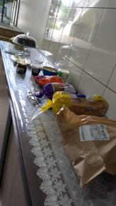 a counter top with bags of food on it at CASA ACONCHEGANTE PROXIMO VILA GERMÂNICA in Blumenau