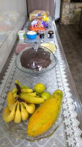 a table with bananas and a plate of chocolate at CASA ACONCHEGANTE PROXIMO VILA GERMÂNICA in Blumenau