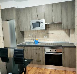 a kitchen with a sink and a microwave at Apartamento Almogrote in San Isidro