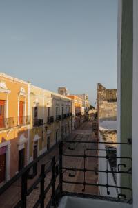 een balkon met uitzicht op een straat bij Narrativ Lofts - Numen - Stylish Hideaway in Campeche