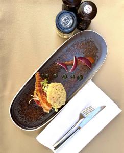un plato de comida con verduras en una mesa en Hôtel-Restaurant L'Auberge en Spa