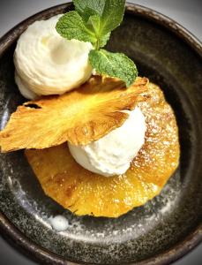 un plato de comida con helado y una hoja en Hôtel-Restaurant L'Auberge, en Spa