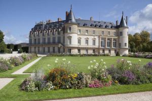 a large castle with a garden in front of it at Maison spacieuse à 35' Paris - 20' Versailles in Rambouillet