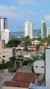 uma vista para uma cidade com edifícios altos em Apartamento Aconchegante em Balneário Piçarras em Piçarras