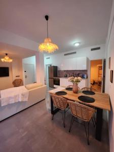 a kitchen and living room with a table and chairs at Casa Dancha in Mijas Costa