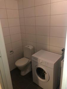 uma pequena casa de banho com WC e máquina de lavar roupa em Kulladal Malmö em Malmö