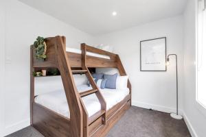 une chambre avec un lit superposé avec une échelle dans l'établissement Queenberry Cottage - Jacuzzi, Village Location & 10 Mins To Beach, à Berry