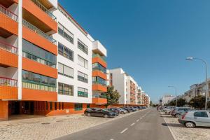 una fila di auto parcheggiate davanti a un edificio di Maison Soleil Oeiras a Oeiras