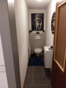 łazienka z toaletą i umywalką w obiekcie Lillas Ferien Wohnung w mieście Teufenbach