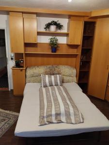 un letto con due cuscini sopra in una stanza di Lillas Ferien Wohnung a Teufenbach