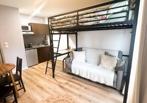 a living room with a bunk bed and a kitchen at Studio Montévrain RER in Montévrain