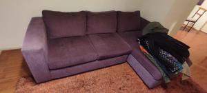 a purple couch sitting in a living room at Departamento chillan in Chillán