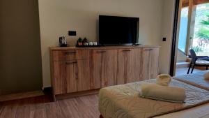 1 dormitorio con TV en la parte superior de un tocador en Doce Dioces , By IdealStay Experience, en Ligaria