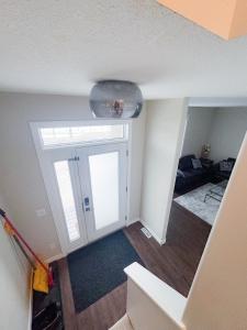 ein leeres Wohnzimmer mit einem Fenster und einer Tür in der Unterkunft Entire house to yourselves - NO basement sharing in Regina