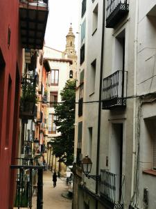 an alley with buildings and a person walking down the street at Holiday Duplex Casco Antiguo in Logroño