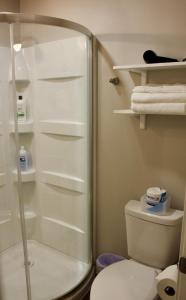 a bathroom with a shower and a toilet and towels at Judkins Guesthouse (Close to Downtown) in Seattle