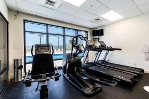 un gimnasio con dos máquinas de correr y una cinta de correr en Grand Pointe Unit 404, en Orange Beach