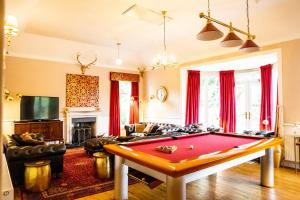 a living room with a pool table at Rhumhor House in Carrick