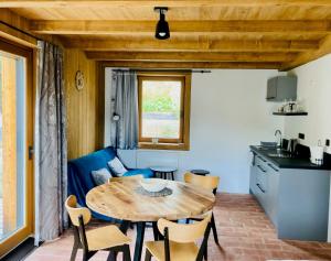 cocina y comedor con mesa de madera y sillas en Harrachov 702 en Harrachov