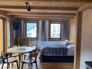 een slaapkamer met een bed en een tafel en stoelen bij Harrachov 702 in Harrachov