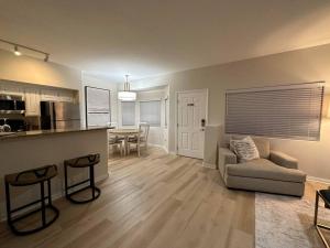 eine Küche und ein Wohnzimmer mit einem Sofa und einem Tisch in der Unterkunft Mesquite Retreat 2 Bd Condo by Cool Properties LLC in Mesquite