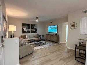 ein Wohnzimmer mit einem Sofa und einem Flachbild-TV in der Unterkunft Mesquite Retreat 2 Bd Condo by Cool Properties LLC in Mesquite