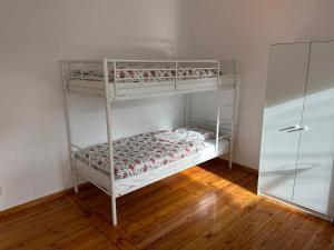Łóżko lub łóżka piętrowe w pokoju w obiekcie Pokoje u świętego Krzysztofa