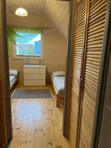 Cette petite chambre dispose d'un lavabo et d'une fenêtre. dans l'établissement Domki Słoneczka, à Sarbinowo