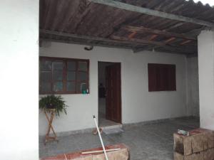um quarto com uma parede branca e um tecto de madeira em Casa para temporada no Guarujá