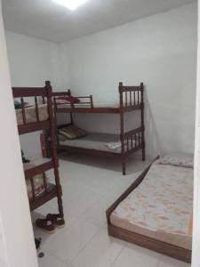 a room with two bunk beds in a room at Casa para temporada in Guarujá