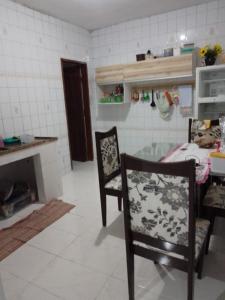 um quarto com duas cadeiras e uma mesa num quarto em Casa para temporada no Guarujá