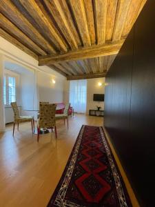 a living room with a table and chairs and a rug at Cozy Dachsberg in Krems an der Donau