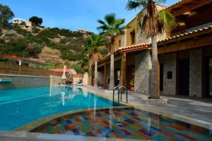 una piscina con palmeras junto a un edificio en Doce Dioces , By IdealStay Experience, en Ligaria