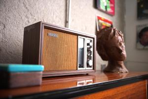 an old radio sitting on a wooden table at Hotel Boutique Lafayette Tijuana in Tijuana +49 photos
