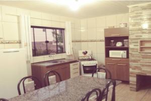 Dapur atau dapur kecil di Cabana 2 qtos com ar-condicionado
