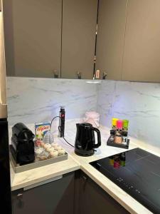 cocina con encimera y encimera Foo Foo M Chibahiba en Proche PARIS, Aéroport ORLY, charmant 2 pièces, en Orly 3 fotos más
