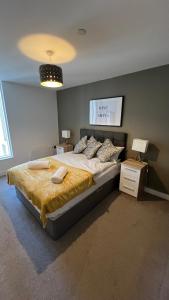 سرير أو أسرّة في غرفة في Stunning Manchester City Centre Apartment! Ideal for small groups