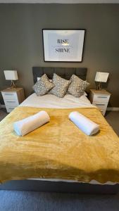 מיטה או מיטות בחדר ב-Stunning Manchester City Centre Apartment! Ideal for small groups