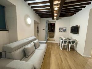 uma sala de estar com um sofá e uma mesa em Il Giardino di Iris em Génova