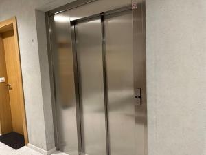 einem Aufzug aus rostfreiem Stahl in einem Gebäude in der Unterkunft Logement moderne et spacieux ! in Prilly