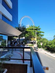 uma roda gigante no fundo de uma cidade em Prédio frente mar 3 quartos Balneário camboriú BrisaMarBC3 no Balneário Camboriú