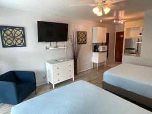 Rúm í herbergi á The Frederiksted Hotel