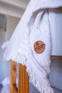 Una toalla blanca con un parche de fútbol. en Refugios del sauce en Monte Hermoso
