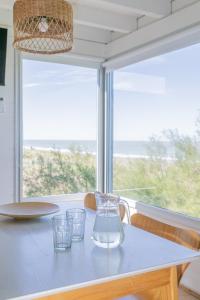 una mesa con gafas y una ventana en Refugios del sauce en Monte Hermoso