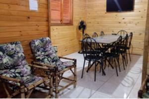a dining room with a table and chairs at Cabana econômica para 12 pessoas in Machadinho