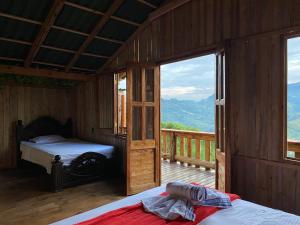a bedroom with two beds and a balcony with a view at Oro Verde Noche De Luna in Jardin