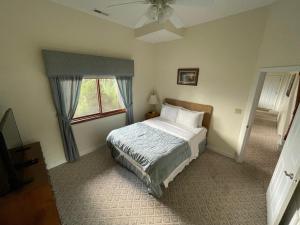 1 dormitorio con cama y ventana en Pisgah View - Year round mountain view!, en Hendersonville